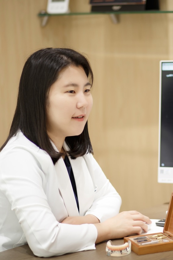 <div class="text-only-box">대충 넘기는 진료는 없습니다. 대표원장이 직접 꼼꼼하게 합니다.</div>  <style> .text-only-box {   position: relative;   display: inline-block;   width: 100%; /* 박스 너비를 조정 */   max-width: 600px; /* 최대 너비를 지정 */   color: white; /* 텍스트 색상 */   background-color: rgba(0, 0, 0, 0.7); /* 반투명 배경 */   padding: 30px; /* 박스 안쪽 여백 */   border-radius: 10px; /* 모서리를 둥글게 */   font-size: 24px; /* 텍스트 크기를 키움 */   font-weight: bold; /* 텍스트 굵기 */   text-align: center; /* 텍스트를 중앙 정렬 */   margin: 20px auto; /* 중앙 배치 및 외부 여백 */   box-shadow: 0 4px 6px rgba(0, 0, 0, 0.2); /* 박스 그림자 효과 */   line-height: 1.5; /* 줄 간격을 늘려 가독성 향상 */ } </style>