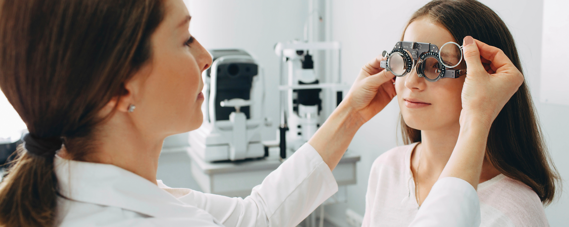 여아가 시력검사를 받는 모습