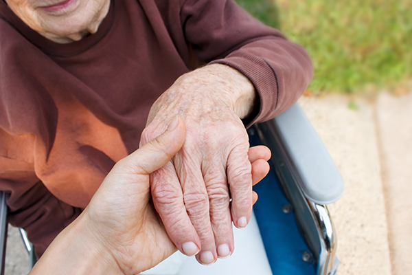 안과 눈 수술 후 보호자와 함께 다니는 모습