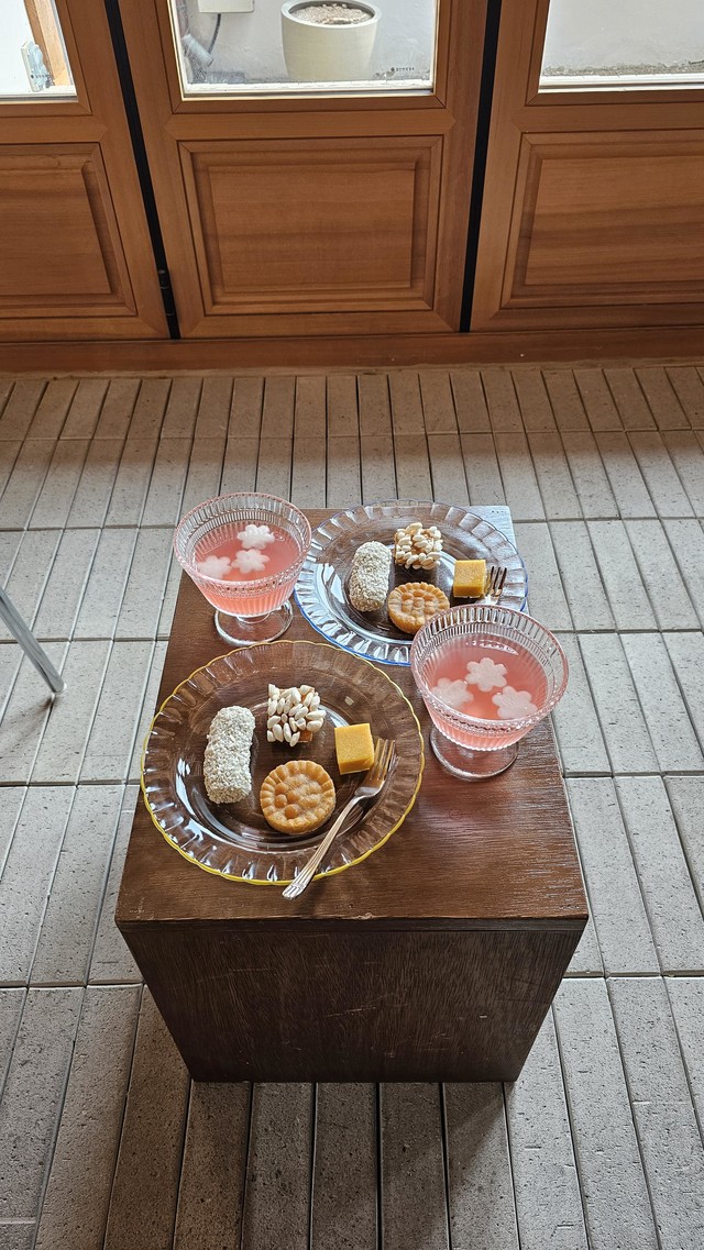 <p style="text-align:left; font-size:16px; margin-top:26px;">WHITE PLATES<br><span style="color:#666;">₩ 50,000</span></p>