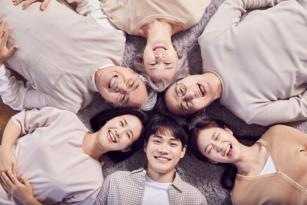 6인 가족이 누워서 천장 응시