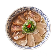 <strong><span class="phobo-title">힘줄 양지 쌀국수</span></strong><br>하노이 현지에서 전수 받은 진한 육수에<br>단단하고 쫄깃한 식감의 힘줄과<br>식감 좋은 양지가 올라간 쌀국수