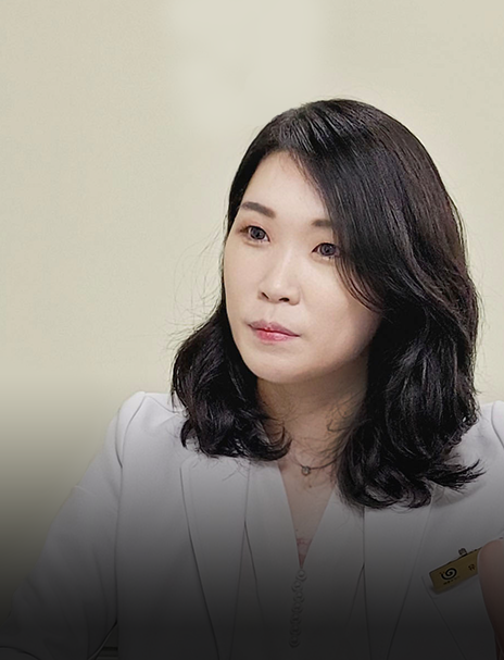 <span style="font-size: 24px;">원장</span> <strong>유지윤</strong>