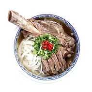 <strong><span class="phobo-title">왕갈비 쌀국수</span></strong><br>하노이 현지에서 전수 받은 진한 육수에<br>식감 좋은 양지와 촉촉한 왕갈비가<br>올라간 쌀국수