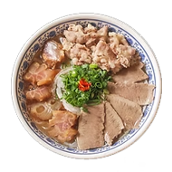 <strong><span class="phobo-title">힘줄 양지 차돌 쌀국수</span></strong><br>하노이 현지에서 전수 받은 진한 육수에<br>단단하고 쫄깃한 식감의 힘줄과<br>양지,차돌박이가 올라간 쌀국수