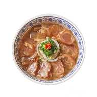 <strong><span class="phobo-title">힘줄 쌀국수</span></strong><br>하노이 현지에서 전수 받은 진한 육수에<br>단단하고 쫄깃한 식감의<br>힘줄이 올라간 쌀국수
