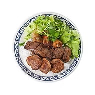 <strong><span class="phobo-title">분짜</span></strong><br>바비큐 완자, 돼지고기, 짜조를<br>분짜면과 야채에 곁들여<br>특제 소스와 함께 먹는 요리