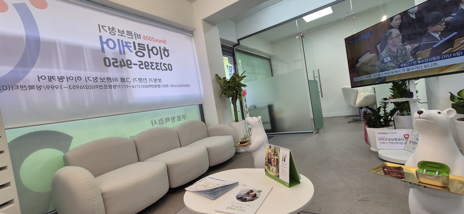 <span style="font-size: 36px;"><strong> 모든 순간, 모든 소리를 잘 들을 수 있도록</span><p> <span style="color: rgb(255, 252, 0);"><span style="font-size: 36px;">바른 보청기 히어링케어 </span></sapn><span style="font-size: 36px;"><span style="color: rgb(255, 255, 255);">전문가가 직접 상담합니다.</span></span></strong>   </p>  <p> 	<br> </p>  <p> 	<br> </p>   <p>해마다 난청 치료가 필요한 인구가 증가하며 60세 이상의</p> <p>3명 중 1명은 난청을 겪고 있습니다.</p> <p>이에 청력 향상에 도움을 줄 수 있는 전문 청능사 및 청각사를 비롯해</p> <p>전문센터의 역할이 중요해지고 있습니다.</p>