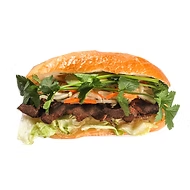 <strong><span class="phobo-title">직화 바비큐 반미</span></strong><br>호치민 현지 방식으로 구워낸 바게트빵에<br>직화로 구워낸 돼지고기가 들어있는<br>베트남식 프리미엄 샌드위치