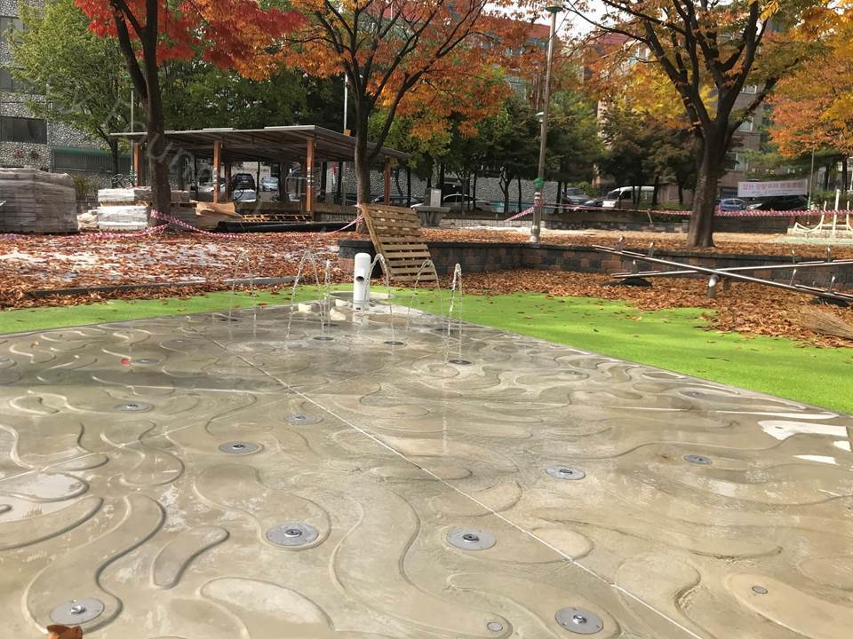 바닥분수 와 물놀이 공간을 하나로
직접 물을 만지고 놀 수 있는
수공간적용
