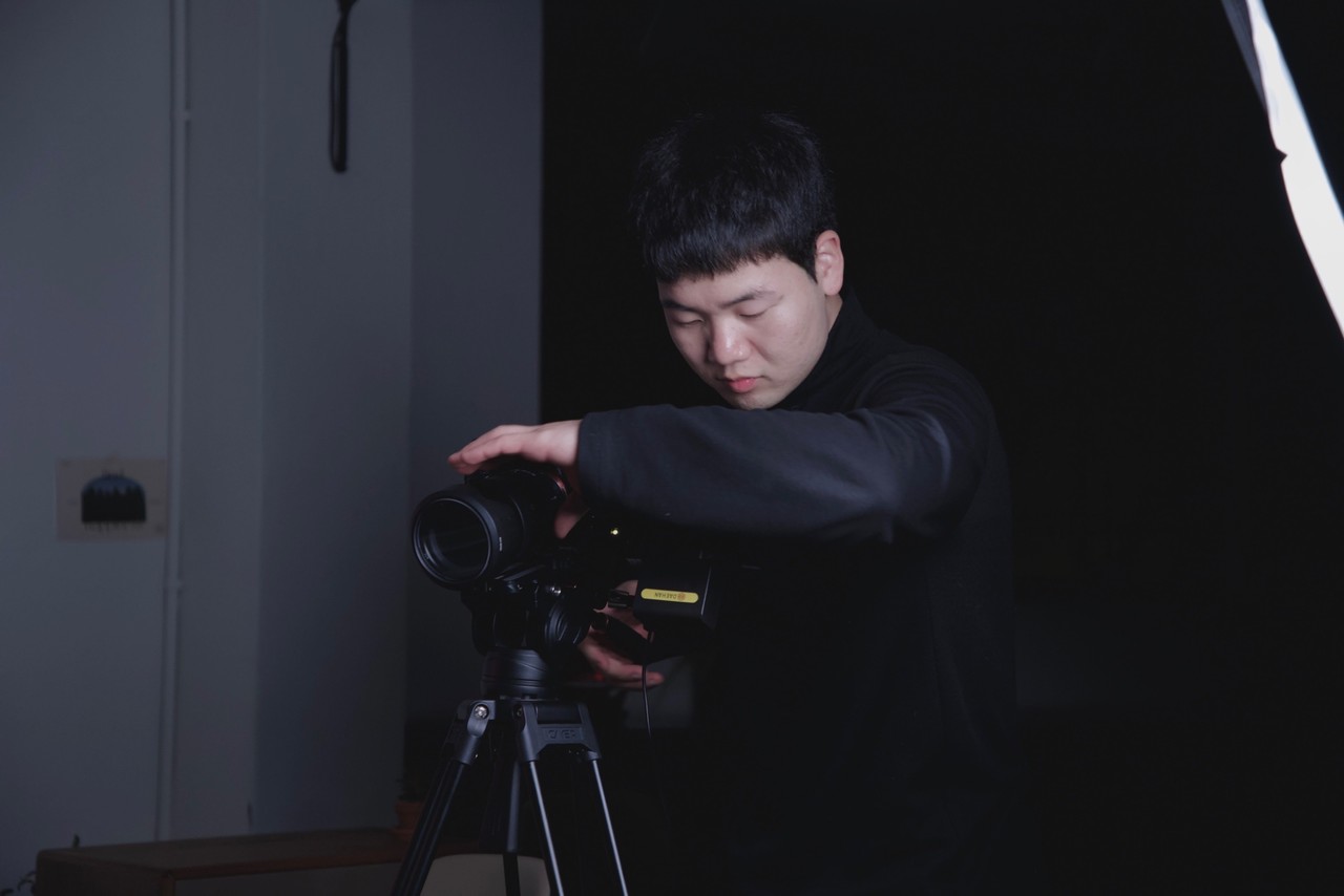 아크스튜디오의 강인환 대표가 카메라를 만지며 유튜브 영상을 촬영하고 있다.