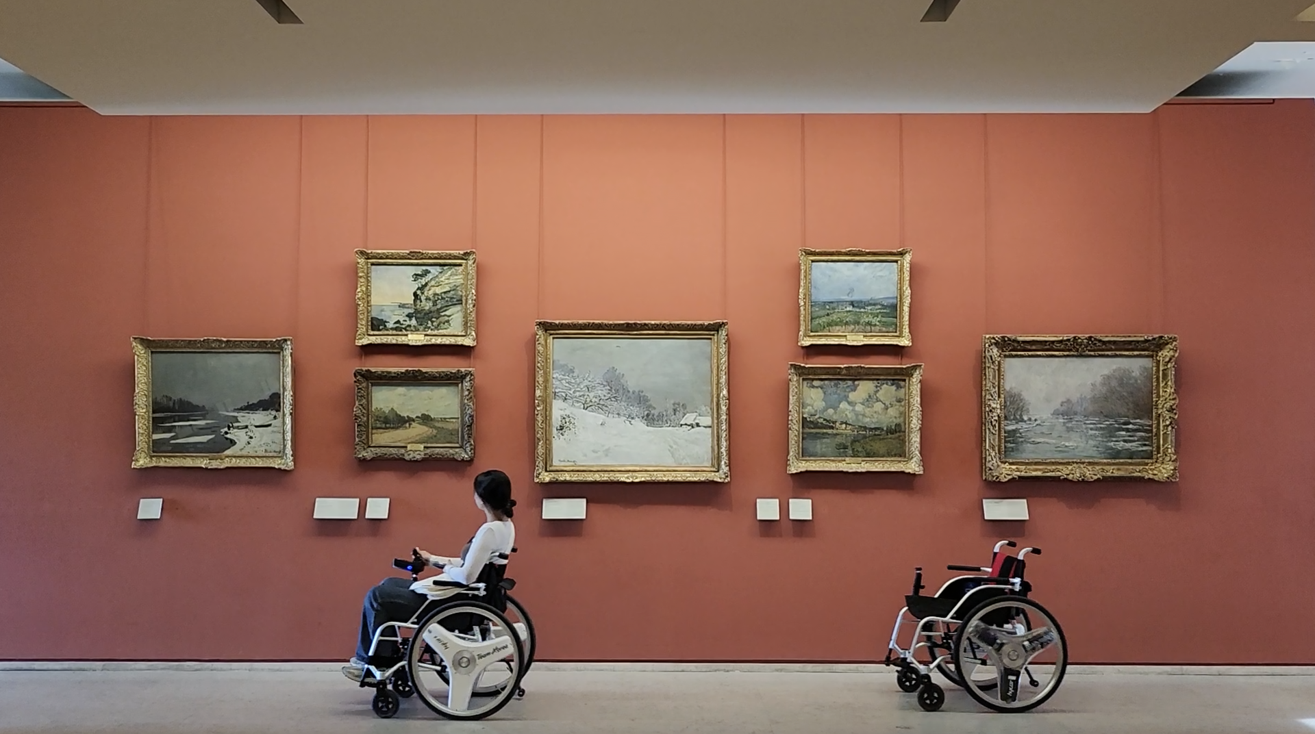 <br><p style="font-size:20px; text-align: left;font-weight:800">Art Museum</p> <p style="font-size: 16px; text-align: left;">When connected with a smartphone or display, setting a desired artwork as the destination within the exhibition hall allows the autonomous mobility to take the most efficient and sequential route, guiding you to the artwork of interest. Upon arrival, an automatic explanation of the artwork is provided.</p>