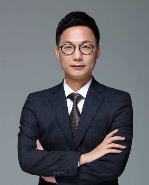 <p style="line-height: 0.3;"> <span style="font-size: 20px;"> 경영총괄 </span></p> <p style="line-height: 0.3;"><hr align="left" style="border: solid 1px white; width:75%"></hr></p> <p style="test-align: left; line-height: 0.3;"> <span style="font-size: 30px;"><strong> 김현진 </strong> <span style="font-size: 20px;"> | 본부장 </span></p>