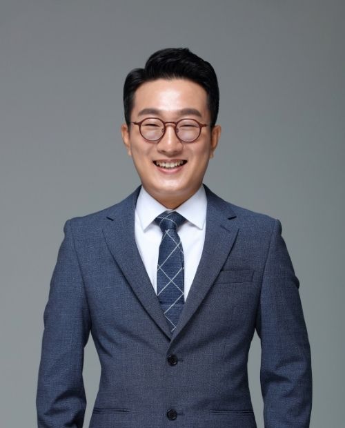 <p style="line-height: 0.3;"> <span style="font-size: 20px;"> 대표 </span> </p> <p style="line-height: 0.3;"> <hr align="left" style="border: solid 1px white; width:75%"></hr> </p> <p style="test-align: left; line-height: 0.3;"> <span style="font-size: 30px;"> <strong> 윤상필 </strong> <span style="font-size: 20px;"> | 대표노무사  </span> </p>
