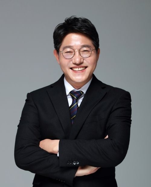 <p style="line-height: 0.3;"> <span style="font-size: 20px;"> 이사 </span> </p> <p style="line-height: 0.3;"> <hr align="left" style="border: solid 1px white; width:75%"></hr> </p> <p style="test-align: left; line-height: 0.3;"> <span style="font-size: 30px;"> <strong> 임창우 </strong> <span style="font-size: 20px;"> | 공인노무사  </span> </p>