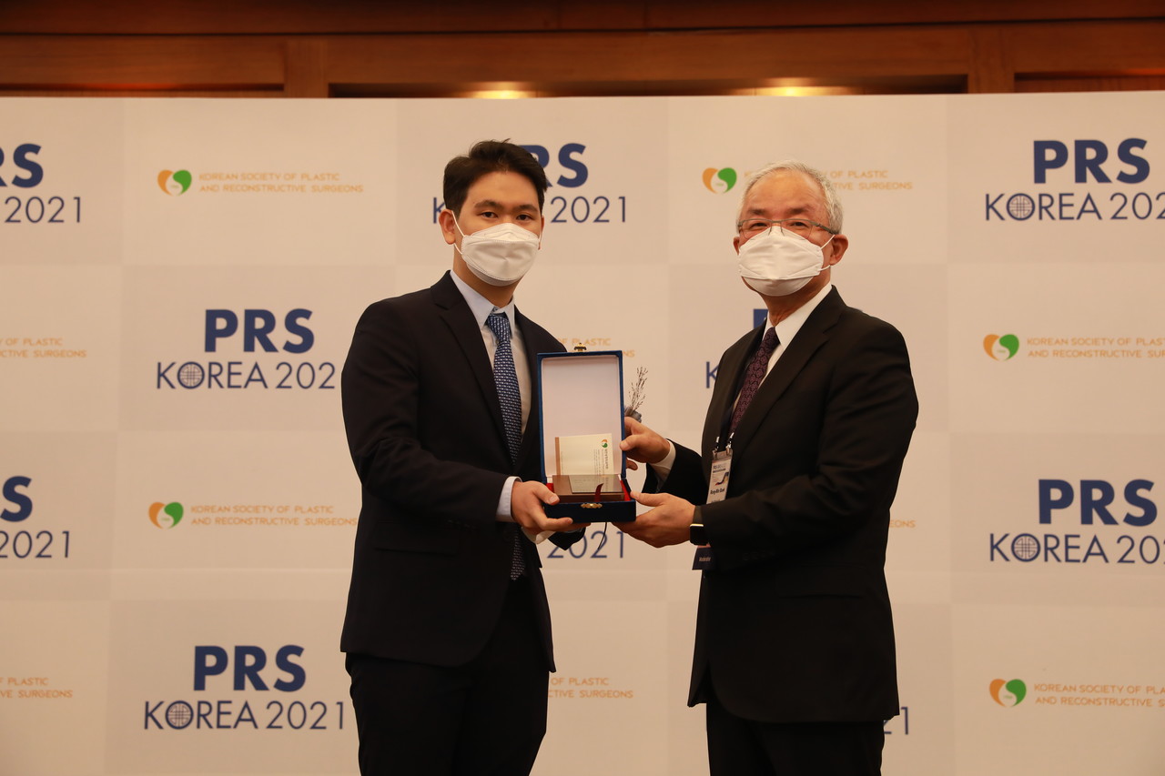 - Received the 78th Korean Society of Plastic and Reconstructive Surgeons International Conference Outstanding Presentation Award (2021)
