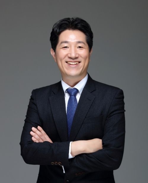 <p style="line-height: 0.3;"> <span style="font-size: 20px;"> 대전지사장 </span></p> <p style="line-height: 0.3;"><hr align="left" style="border: solid 1px white; width:75%"></hr></p> <p style="test-align: left; line-height: 0.3;"> <span style="font-size: 30px;"><strong> 권용식 </strong> <span style="font-size: 20px;"> | 공인노무사 </span></p>