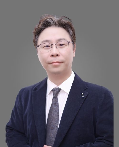 <p style="line-height: 0.3;"> <span style="font-size: 20px;"> 세무&법률 </span></p> <p style="line-height: 0.3;"><hr align="left" style="border: solid 1px white; width:90%"></hr></p> <p style="test-align: left; line-height: 0.3;"> <span style="font-size: 30px;"><strong> 이선욱 </strong> <span style="font-size: 20px;"> | 사무장 </span></p>