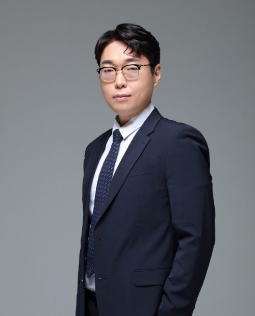 <p style="line-height: 0.3;"> <span style="font-size: 20px;"> 건설자문팀 </span></p> <p style="line-height: 0.3;"><hr align="left" style="border: solid 1px white; width:75%"></hr></p> <p style="test-align: left; line-height: 0.3;"> <span style="font-size: 30px;"><strong> 김태형 </strong> <span style="font-size: 20px;"> | 팀장 </span></p>