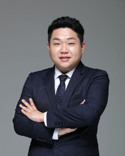 <p style="line-height: 0.3;"> <span style="font-size: 20px;"> 급여자문팀 </span></p> <p style="line-height: 0.3;"><hr align="left" style="border: solid 1px white; width:75%"></hr></p> <p style="test-align: left; line-height: 0.3;"> <span style="font-size: 30px;"><strong> 강두연 </strong> <span style="font-size: 20px;"> | 팀장 </span></p>