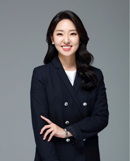 <p style="line-height: 0.3;"> <span style="font-size: 20px;"> 마케팅 </span></p> <p style="line-height: 0.3;"><hr align="left" style="border: solid 1px white; width:90%"></hr></p> <p style="test-align: left; line-height: 0.3;"> <span style="font-size: 30px;"><strong> 박혜진 </strong> <span style="font-size: 20px;"> | 프로 </span></p>