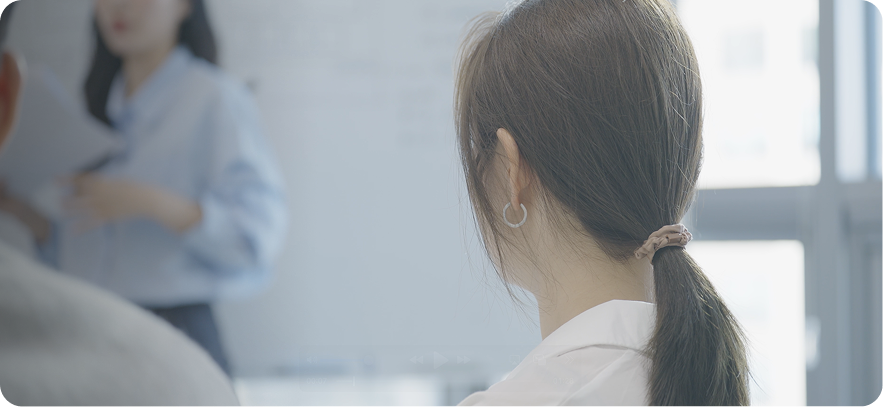 <div style="padding-left: 40px;">   <p style="line-height: 1;">     <strong><span style="font-size: 32px; font-weight: 800; color: rgb(255, 255, 255);">고민의 본질을&nbsp;</span></strong>   </p>   <p style="line-height: 0.8;">     <span style="color: rgb(255, 255, 255);"><strong><span style="font-size: 32px; font-weight: 800;">파악하고</span></strong></span>   </p>   <p style="line-height: 0.7;">     <span style="color: rgb(255, 255, 255);"><br></span>   </p>   <p style="line-height: 0.8;">     <span style="color: rgb(255, 255, 255);"><span style="font-size: 16px;">기업이 직면한 문제의 본질을</span></span>   </p>   <p style="line-height: 1;">     <span style="font-size: 16px; color: rgb(255, 255, 255);">정확히 파악합니다.</span>   </p> </div>