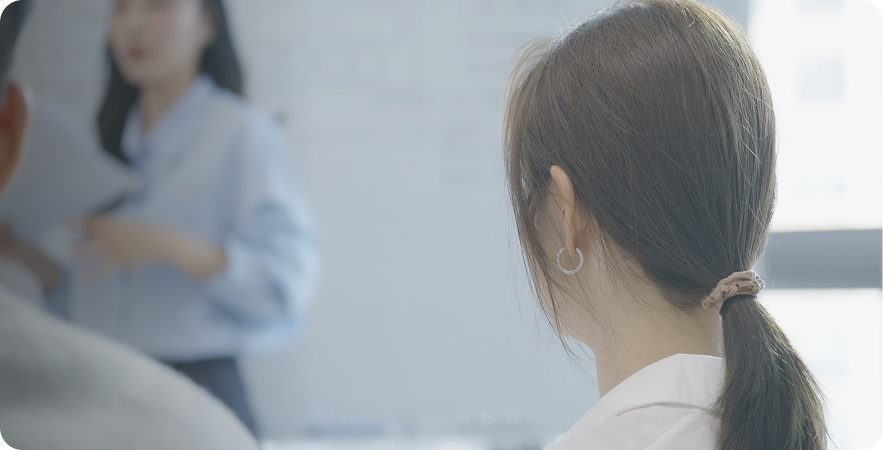 <div style="padding-left: 5px; padding-top: 10px;">   <p style="line-height: 0.7;">     <strong><span style="font-size: 24px; font-weight: 800; color: rgb(255, 255, 255);">고민의 본질을&nbsp;</span></strong>   </p>   <p style="line-height: 0.8;">     <span style="color: rgb(255, 255, 255);"><strong><span style="font-size: 24px; font-weight: 800;">파악하고</span></strong></span>   </p>   <p style="line-height: 0.3;">     <span style="color: rgb(255, 255, 255);"><br></span>   </p>   <p style="line-height: 0.4;">     <span style="color: rgb(255, 255, 255);"><span style="font-size: 14px;">기업이 직면한 문제의 본질을</span></span>   </p>   <p style="line-height: 0.6;">     <span style="font-size: 14px; color: rgb(255, 255, 255);">정확히 파악합니다.</span>   </p> </div>