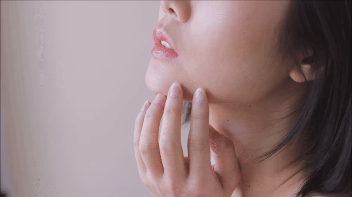 사각턱 콤플렉스를 느끼는 여성