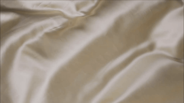 주름을 표현하기 위해 천을 펄럭이는 모습