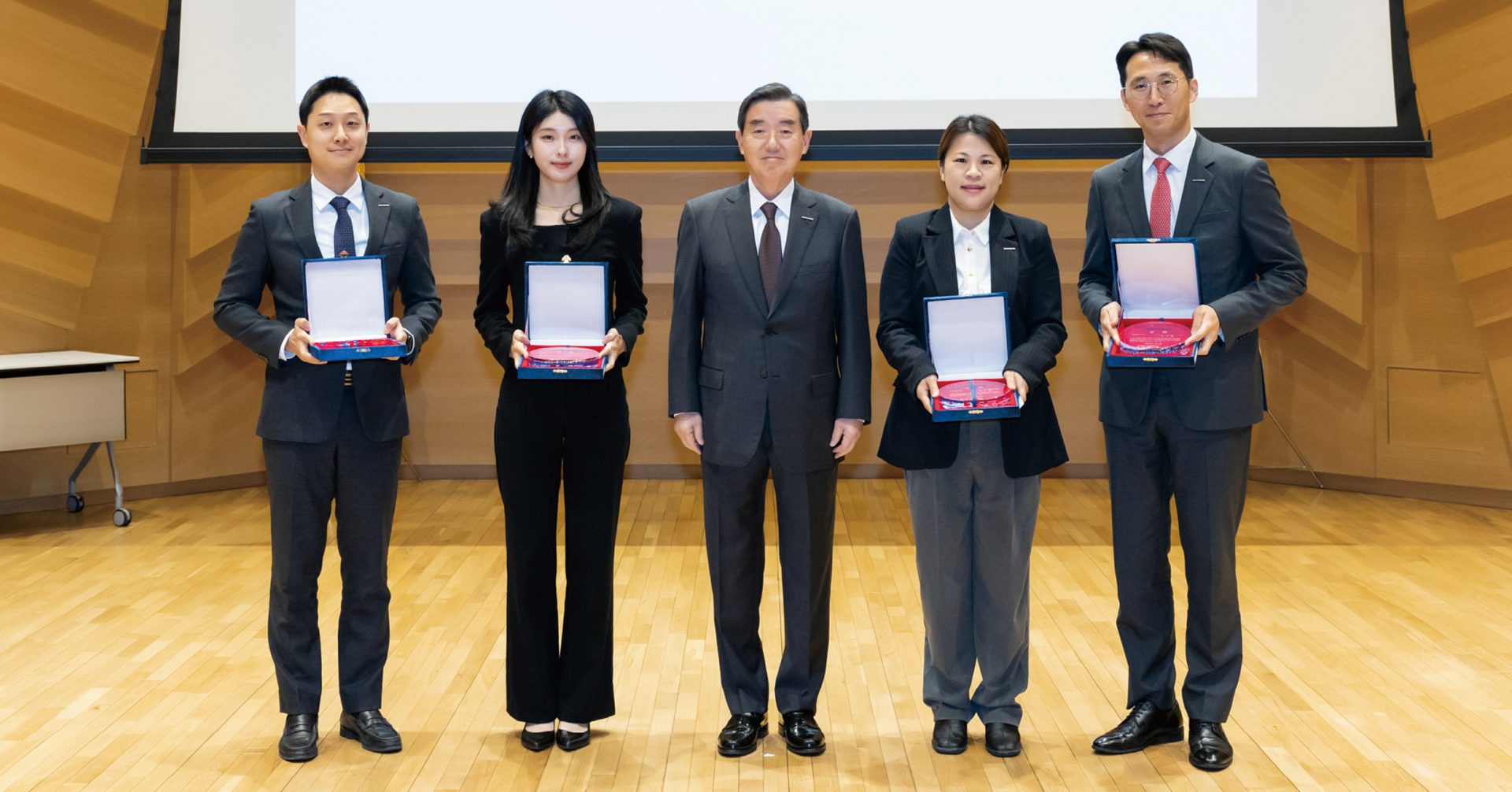 좌측부터 김경태 대리, 진채린 사원, 김윤 회장, 강수현 팀장, 노시봉 과장(2024. 12. 31. 호칭 기준)