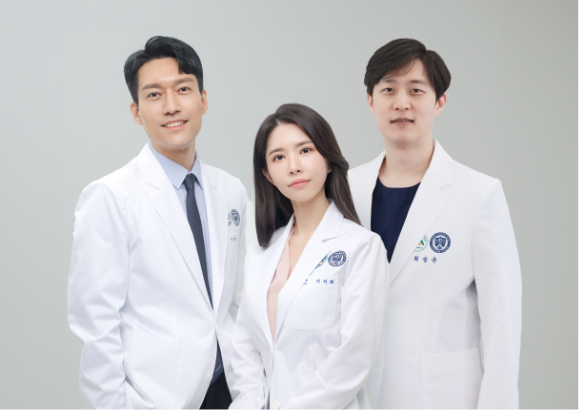 <alt=3인 전문의 의료진>