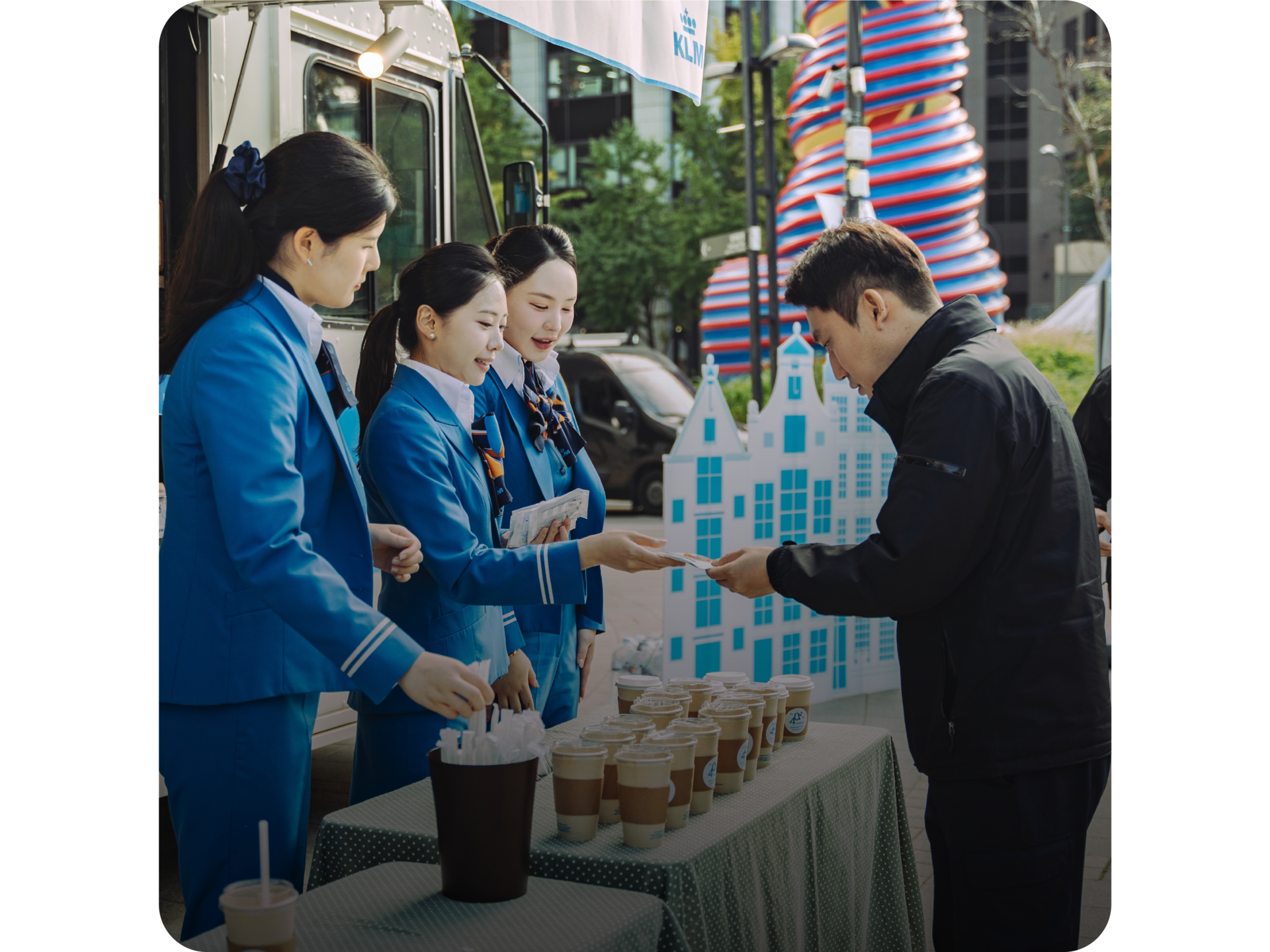 <p style="font-size: 22pt;           font-weight: bold;          text-align: left;          margin-left: 50px;          text-shadow: 2px 2px 4px rgba(0, 0, 0, 0.6);">KLM네덜란드항공      </p>      <p style="font-size: 14pt;         text-align: left;          margin-left: 50px;         text-shadow: 2px 2px 4px rgba(0, 0, 0, 0.6);">한국 취항 40주년 기념 프로모션     </p>