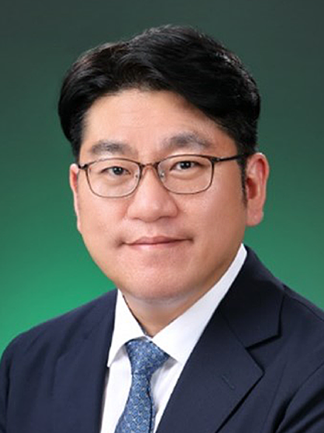 <p style="text-align: left; line-height: 1.5;"><span style="letter-spacing: 1px; font-size: 14px; color: rgb(255, 255, 255);"><strong>글로벌 수소 시장 현황과 HD하이드로젠 사업 전략</strong></span> 	<br><span style="letter-spacing: 1px; font-size: 14px; color: rgb(255, 255, 255);"><strong>Empowering Estonia’s Hydrogen Future</strong></span></p>  <p style="text-align: left; line-height: 1.5;"><span style="color: rgb(255, 255, 255); font-size: 13px;">오승환</span><span style="font-size: 13px;"><br></span><span style="color: rgb(255, 255, 255); font-size: 13px;">HD하이드로젠 사업개발 및 전략부문 담당 임원</span></p>