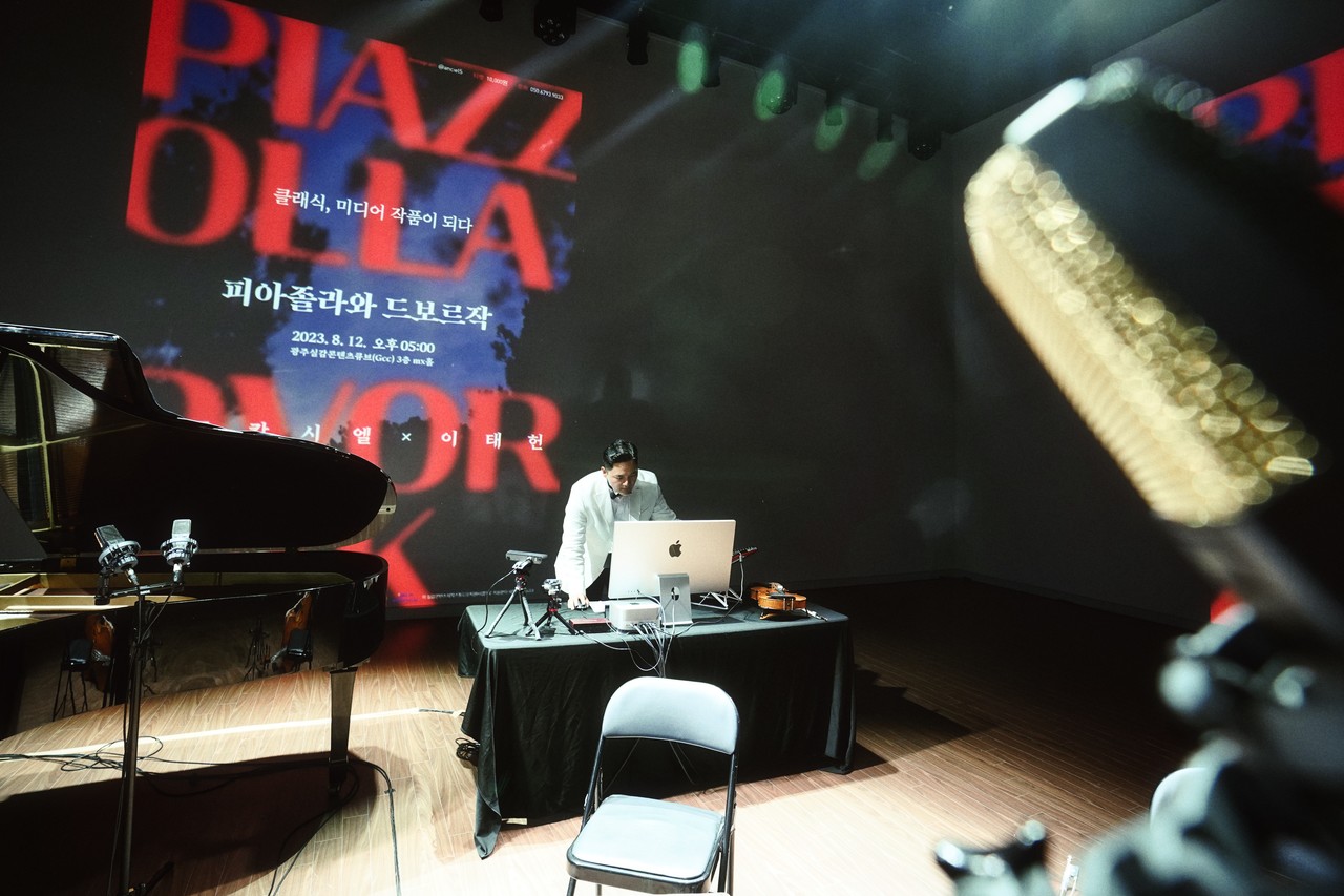 <p style="text-align: right;"><em><span style="font-size: 12px;"><strong>이태헌 미디어 아티스트 작가</strong></span><span style="font-size: 12px;"> - 비서울 인터뷰 中</span></em></p>