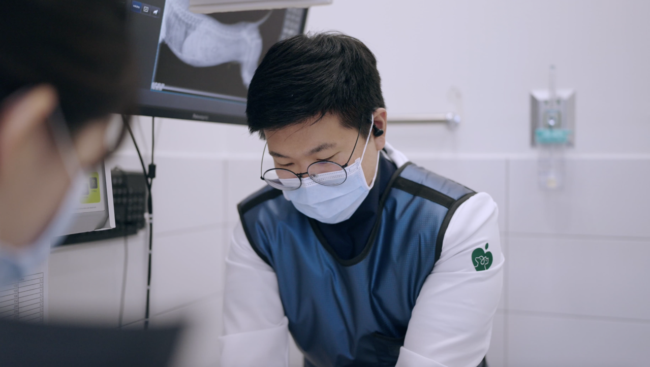 <b>건강검진센터<br>(Health Screening Center)</b><br><br><font size="3">아파도 말 못하는 아이를 위한 건강체크</font>