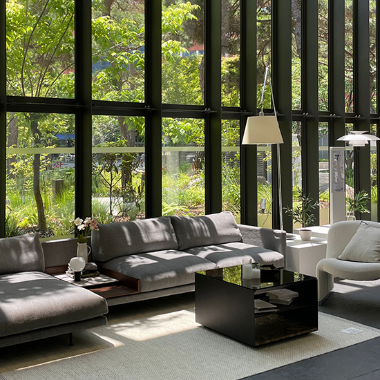 <p style="text-align:middle; font-size:18px; margin-top:16px;">RAEMIAN GALLERY<br><span style="color:#666;">