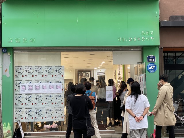 동네의 빈 상가를 활용한 전시 <유휴>. '유휴 공간에 휴식이 있다'는 컨셉으로 공간을 3개로 나눠 전시와 공연을 진행 했어요.