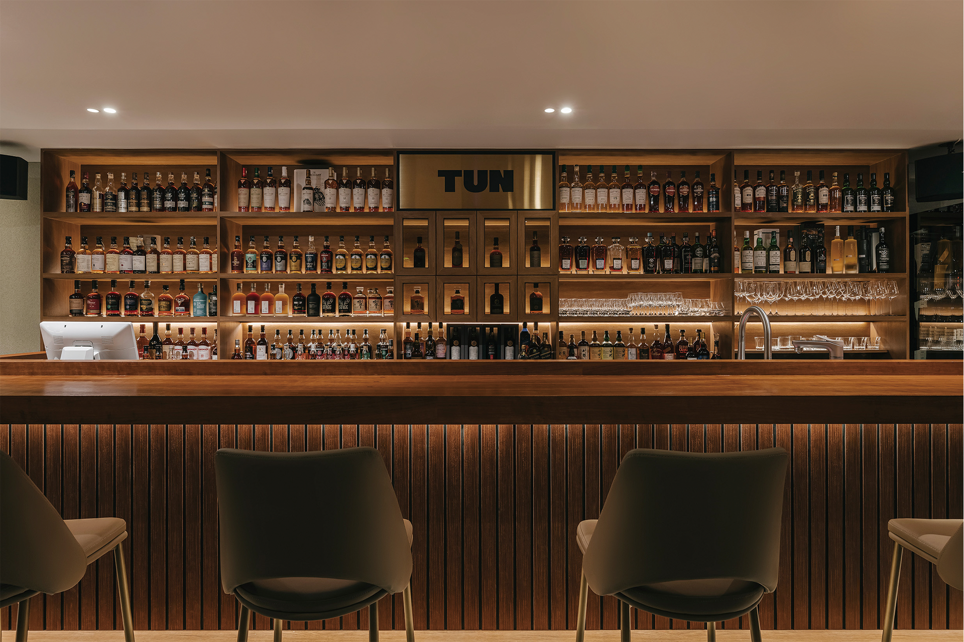 Bar. TUN