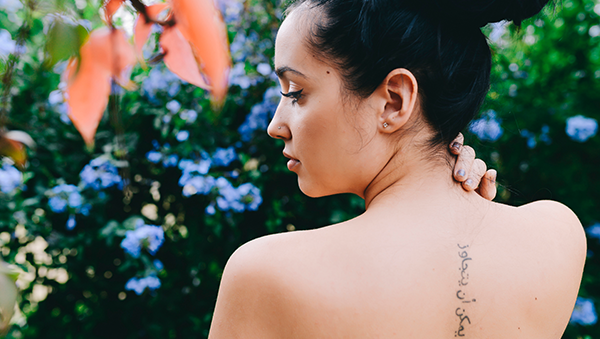 등에 문신이 있는 여성의 모습