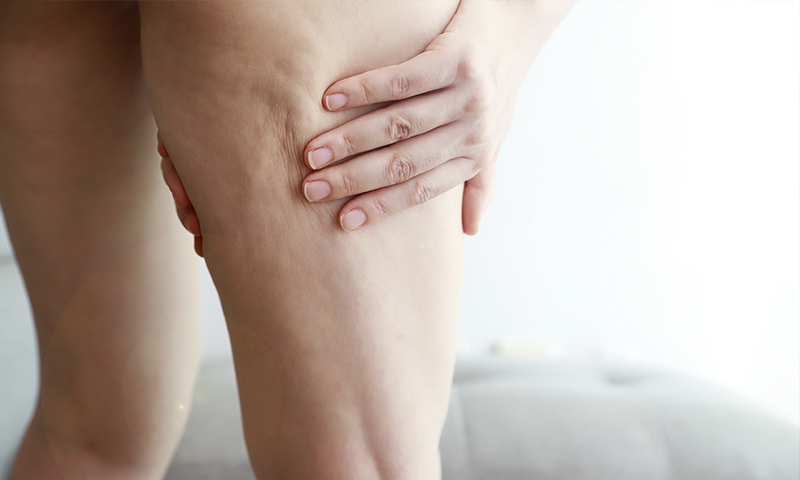 허벅지를 잡고있는 모습