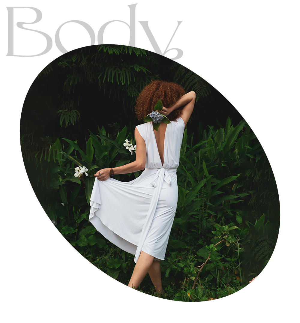 흰색 드레스를 입은 여성의 모습