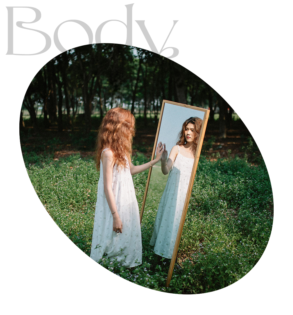 숲속에서 거울을 바라보는 여성