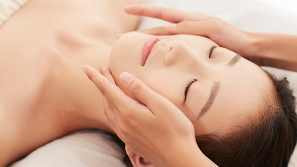 피부관리를 받는 여성