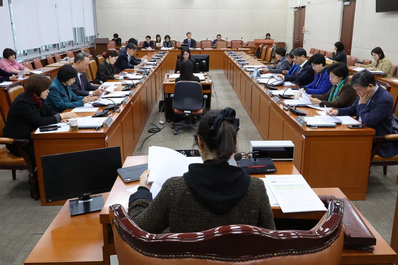 [한겨레ㅣ칼럼] 영케어러와 ‘가족돌봄청년’
