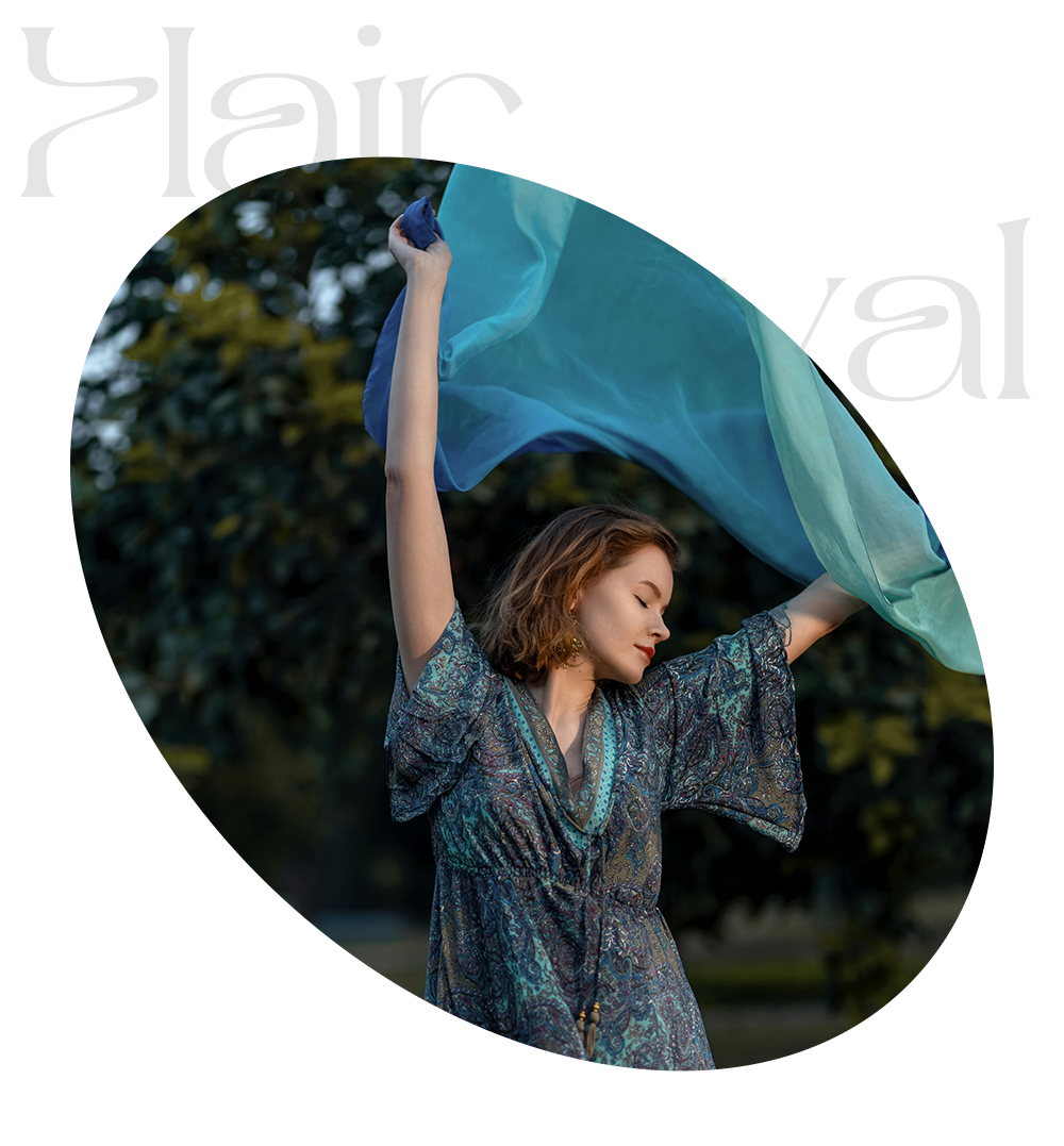 머리 위로 옷을 휘날리는 여성의 모습