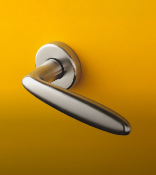 <div style="position: relative; height: 300px;">   <div style="     position: absolute;     bottom: 20px;     left: 20px;     color: white;   ">     <p style="margin: 0;">       <span style="font-size: 28px; font-weight: bold;">OLIVARI</span><br>       <span style="font-size: 16px;">장인정신과 혁신의 기술</span>     </p>   </div> </div>