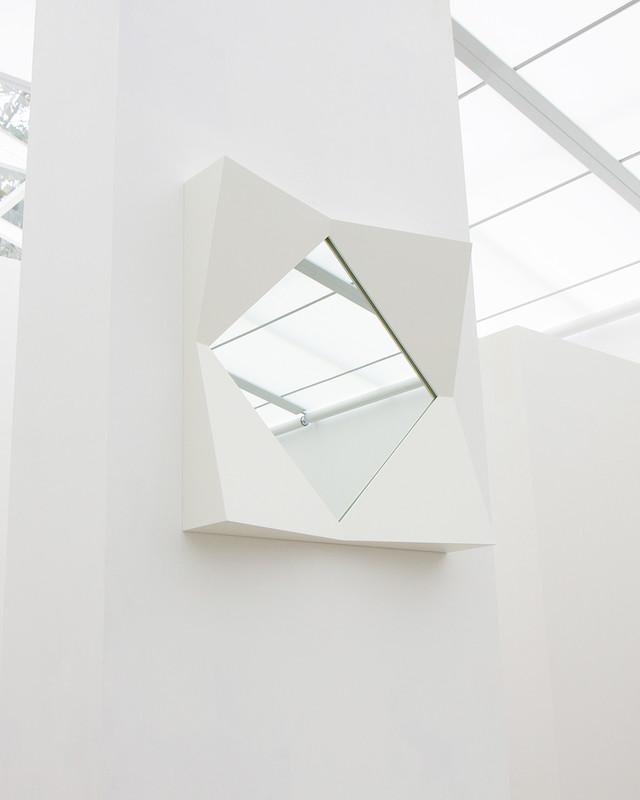 <p style="text-align:center; font-size:14px; margin-top:24px;">Onyx Mirror<br><span style="color:#666;">₩ 3,400,000</span></p>