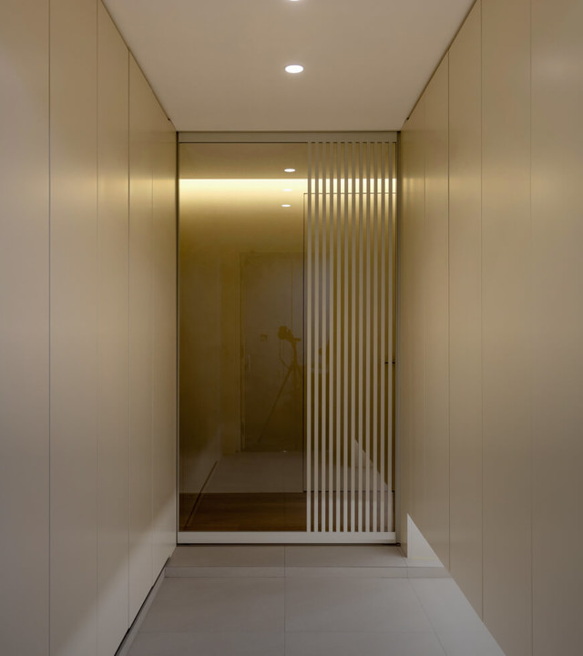 <div style="position: relative; height: 300px;">   <div style="     position: absolute;     bottom: 20px;     left: 20px;     color: white;   ">     <p style="margin: 0;">       <span style="font-size: 28px; font-weight: bold;">LUCE+</span><br>       <span style="font-size: 16px;">세한루체가 만든 맞춤형 도어 시스템</span>     </p>   </div> </div>