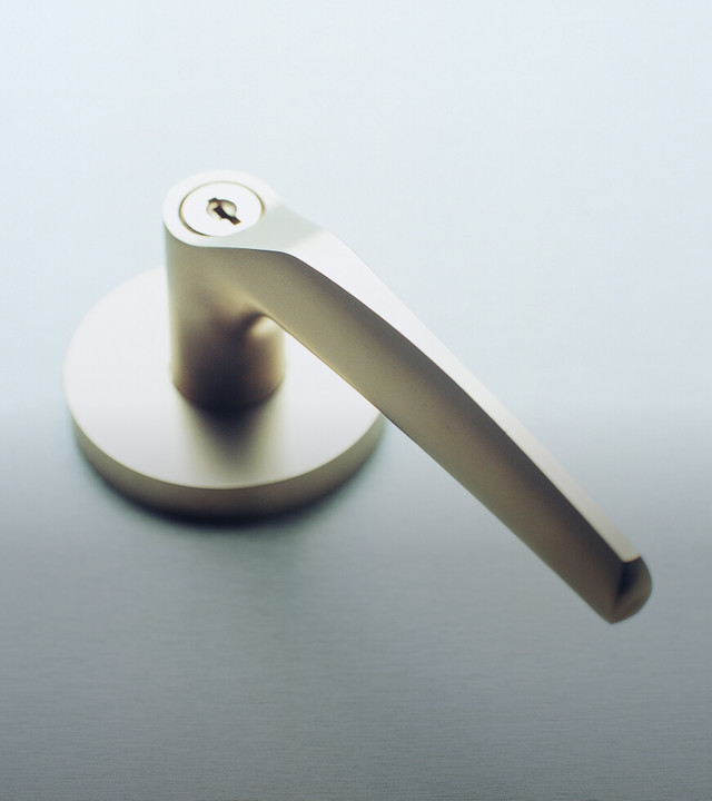 <div style="position: relative; height: 300px;">   <div style="     position: absolute;     bottom: 20px;     left: 20px;     color: white;   ">     <p style="margin: 0;">       <span style="font-size: 28px; font-weight: bold;">KSL</span><br>       <span style="font-size: 16px;">40년 기술과 디자인</span>     </p>   </div> </div>