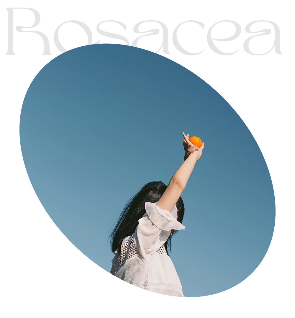 귤을 손에 올리고 머리 위로 들고 있는 소녀의 모습